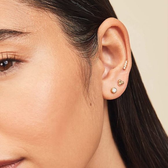 Mae Diamond Bar Studs 18k gold plated on stainless steel with Clear CZ - Picture 2 of 2